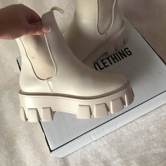 PrettyLittleThing Chunky Sold Boots Size 6 (Sold Out) - Picture 4 of 5